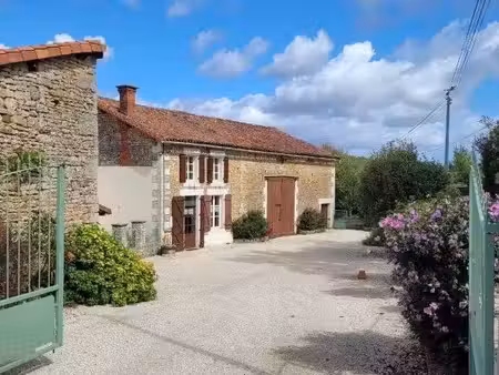 charmante maison en pierre avec une vue superbe