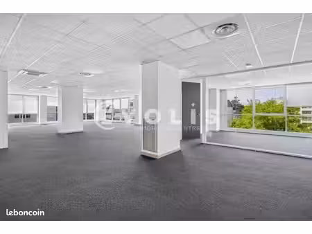 bureaux 890 m²