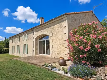 belle maison en pierres