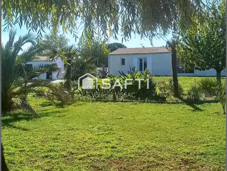 jolie maison dans son écrin de verdure