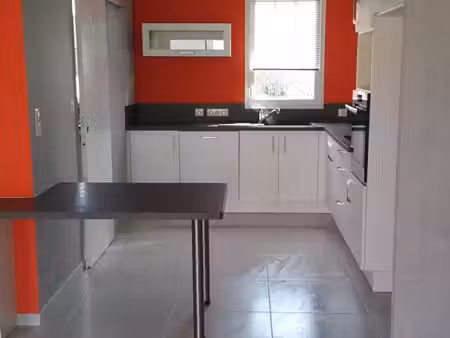 maison d'habitation récente non meublée