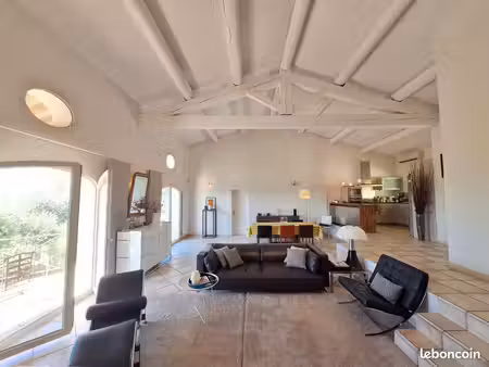 villa 4 pièces 160 m²