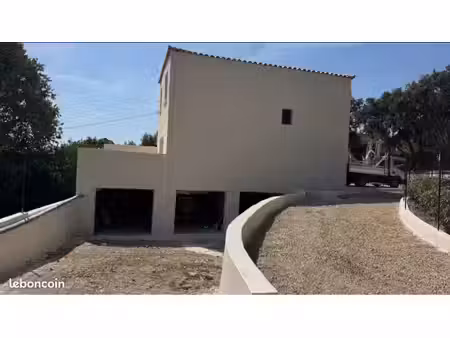 à uchaud maison mitoyenne 3 ch terrasse 2 garages et jardin