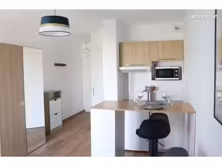studio meublé 23 m2  balcon  parking