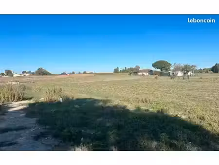 terrain 1 881 m² cars