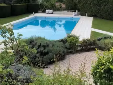 vends t2 dans une résidence avec piscine et parc clos