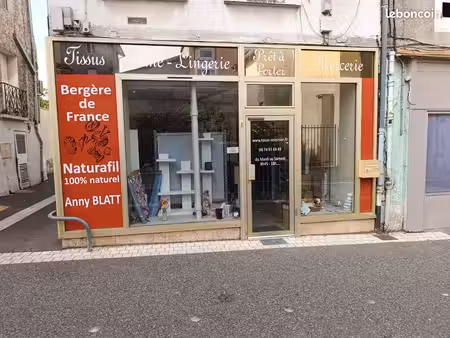 murs commerciaux d'angle 50 m² utiles avec grande vitrine — centre-ville de bourgoin-jalli