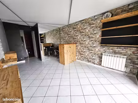 à louer – local commercial de 30 m² – emplacement privilégié – place paul morand – le péag