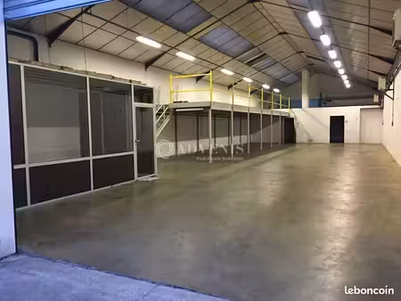local d'activité 883 m²