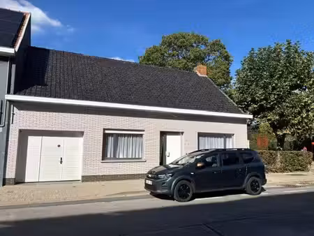 te moderniseren halfopen woning met 2 slaapkamers (meer mogelijk)  grote tuin en garage op