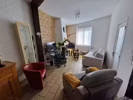 maison  2 chambres + cave.