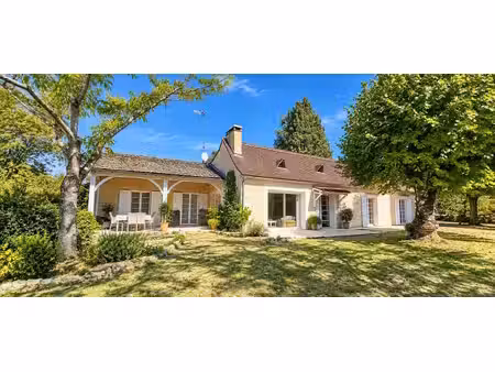 maison en pierres xix ème avec dépendance et piscine sur 2600 m² .