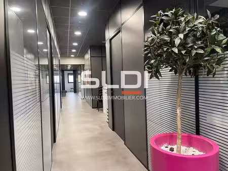 location bureaux 302m² à 899m²