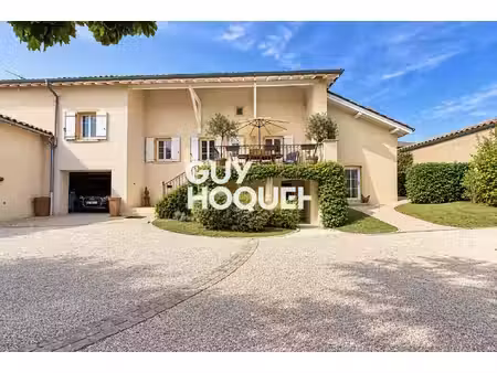 71570 saint amour bellevue - maison de village avec cour et logement indépendant