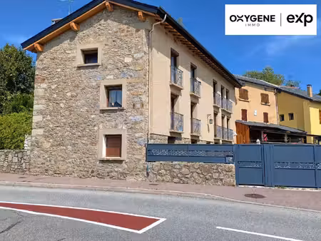 maison familiale en pierre avec jardin