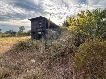 terrain clos d'env. 4 400 m2 cabanon en bois 2 puits