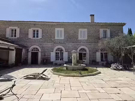 le castellet propriété de maître de 420 m2 avec terrain constructible  un bien rare à fort