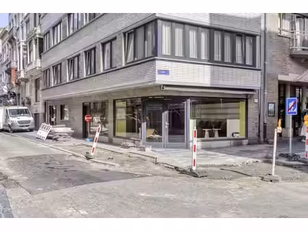 joli bâtiment d'angle (86 m²) dans un emplacement privilégié