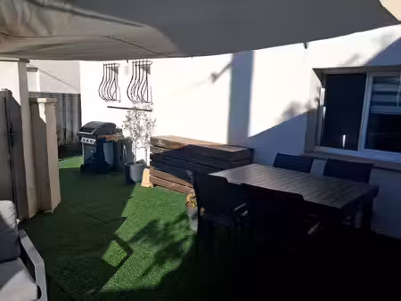 bas de villa avec exterieur et place de parking