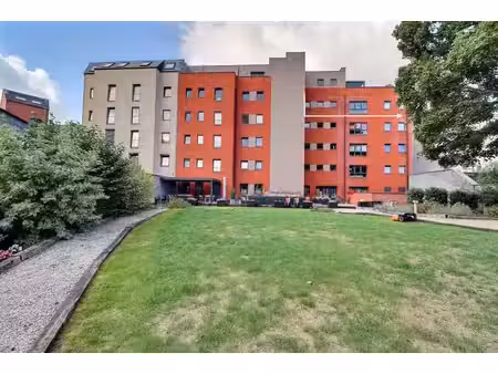 appartement traversant 1 ch. +1 ch/bureau + parking intérieu