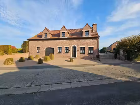 ruime  charmante woning op een perceel van 57a80ca