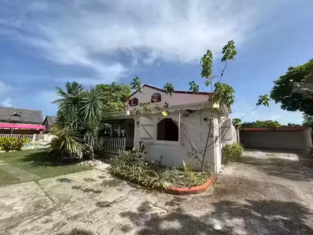 location meublée maison 5 pièces 109 m² à sainte anne (97180)  2 401 €