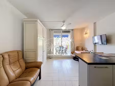 studio cabine avec balcon à 200m de la plage de cavalière