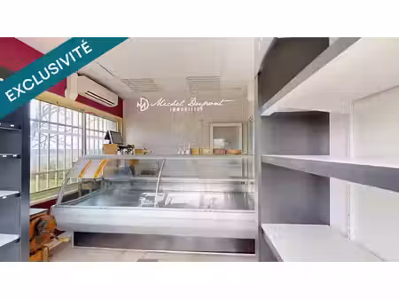 local commercial de caractère  emplacement stratégique en plein cœur du périgord noir