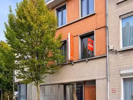 spacieuse habitation de 290m² avec espace commercial à halle