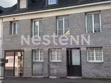 immeuble à vendre à locmine 3 appartements  une cour extérieur et un garage