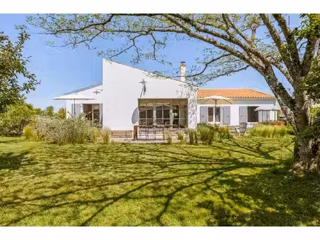 maison de charme avec l'élégance d'un jardin confidentiel