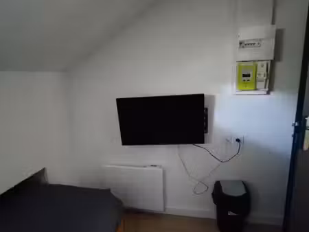studio tout petit neuf meublé