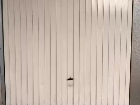 parking box devant la gare avec bip