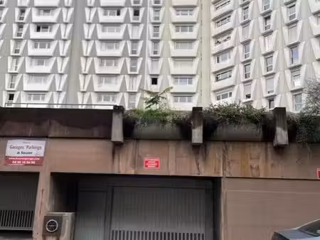 loue 1 garage box fermé 2 av roberto rossellini 69100 villeurbanne 99/mois