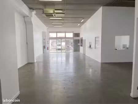 local commercial avec vitrine et parking privé