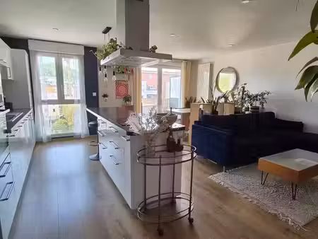 très bel appartement t3 de 67 59 m2 avec balcon - métro valmy