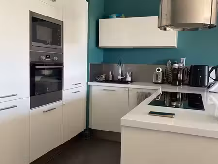 pélissanne – appartement meublé t3 avec terrasse et parking privatif