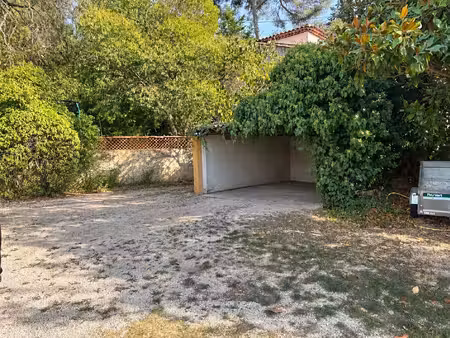 terrain de 800 m² avec bâti cadastré de 26 m²