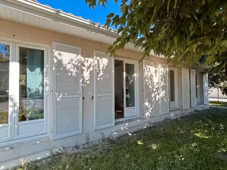 maison meublée rénovée 87 m² plain pied – 3 chambres – jardin clos – 2 stationnements – mé