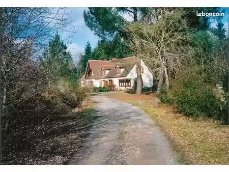 maison avec étang dans un cadre boisé