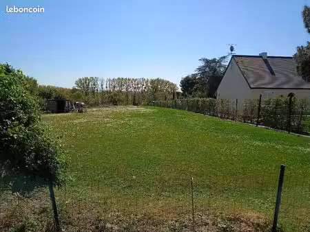 vends grand terrain de 1961 m2