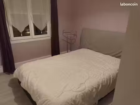 loue chambre meublée 350