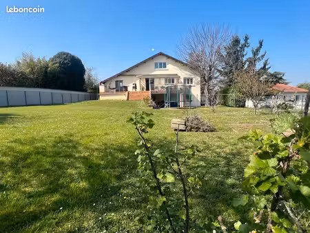 villa rénovée 233 m2  5 ch.  jardin  2 garages  terrain divisible