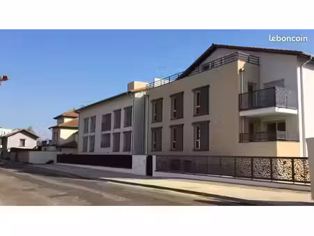 garage à louer 1 voiture - résidence fermée centre ville brignais - accès gare et tcl à 10