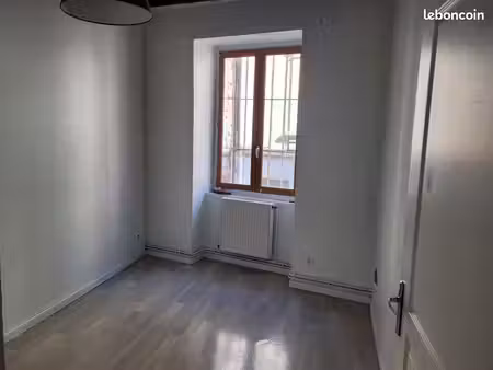 t4 de 104 m² en plein centre-ville de thizy-les-bourgs
