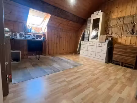 je mets en vente cette maison familiale mitoyenne de 7 pièces de 149 m² située à esprels. 