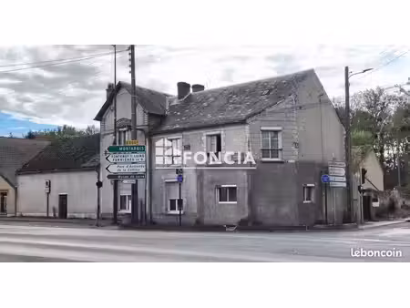 immeuble de 2 appartements et une maison en centre ville de dordives