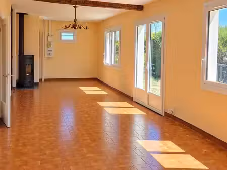 maison plain-pied 3 chambres – terrain 2 100 m² – garage – poêle à granulés