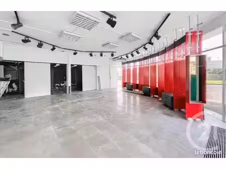 local 162 m²