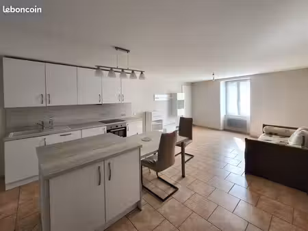 t3 meublé 74 m² rénové – centre-ville– 740 cc – sans frais